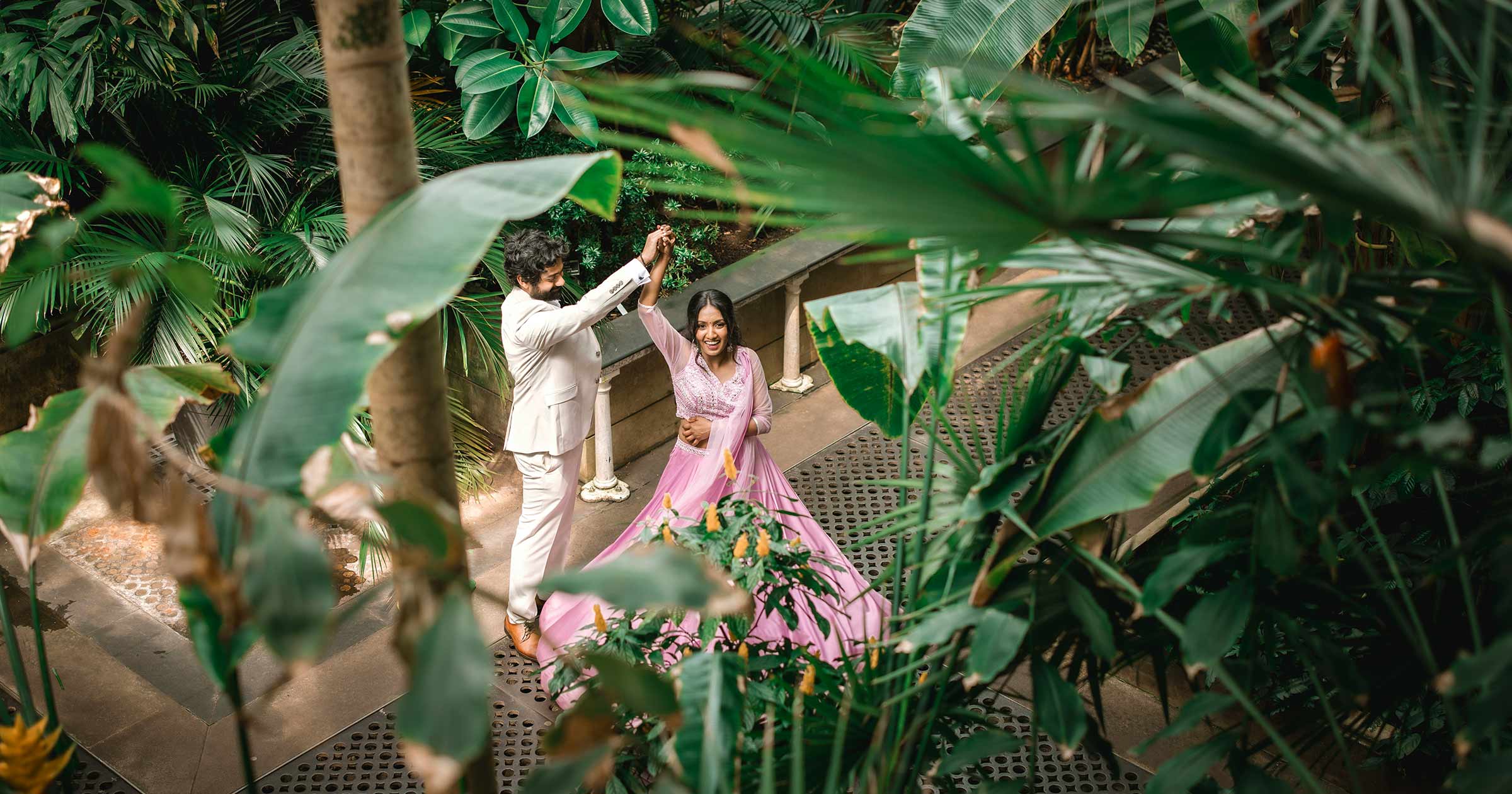 The Second-Screen Phenomenon: How Guest Phone Use During Weddings Affects Presence, Memory, and the Film